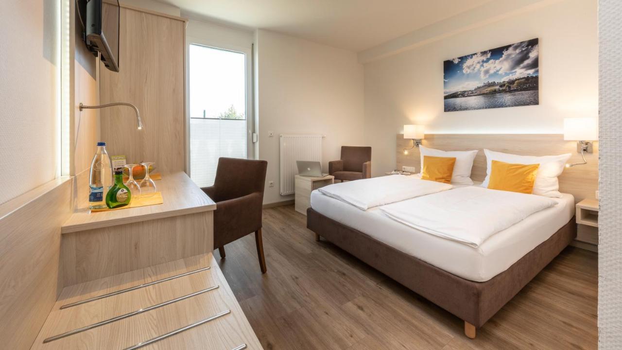 Hotel Am Wiesenweg L 24H Check-In Hausen  Bagian luar foto