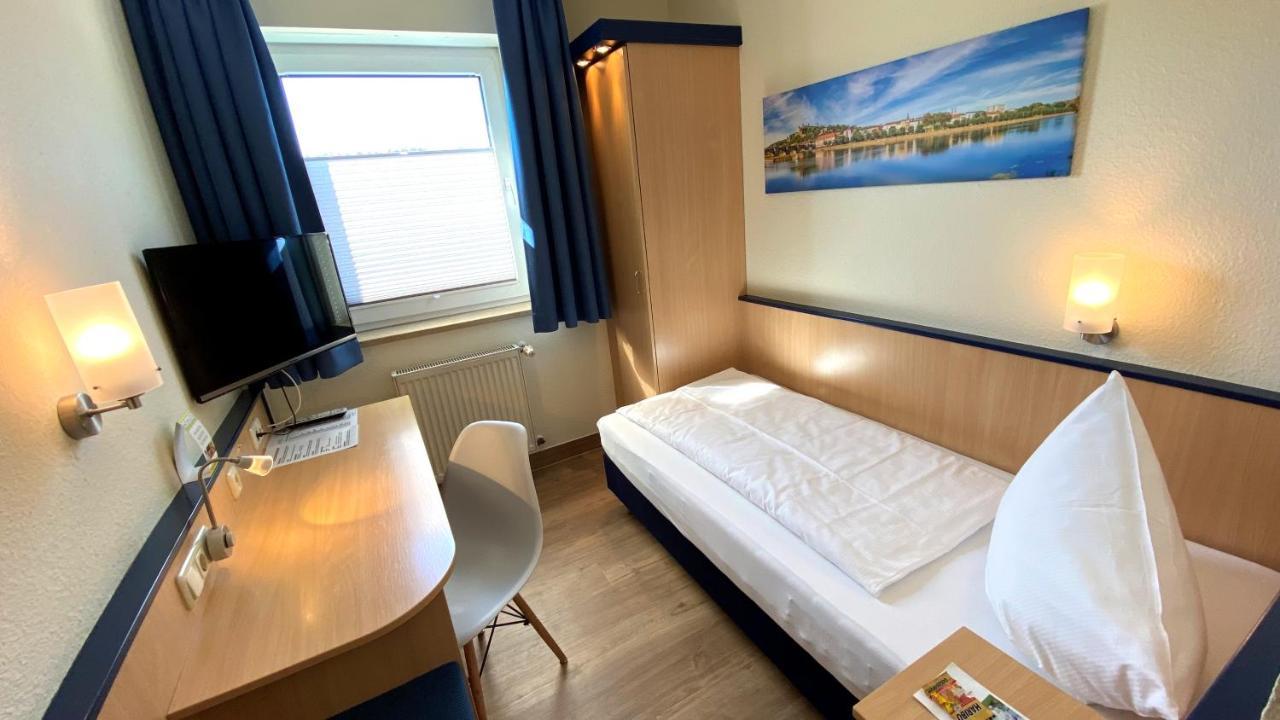 Hotel Am Wiesenweg L 24H Check-In Hausen  Bagian luar foto