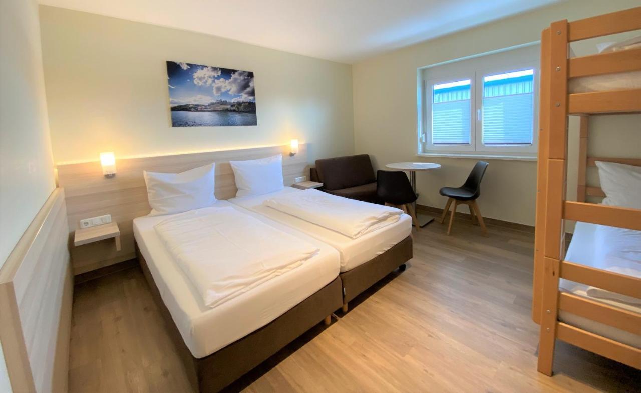 Hotel Am Wiesenweg L 24H Check-In Hausen  Bagian luar foto