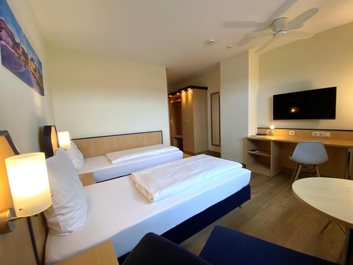 Hotel Am Wiesenweg L 24H Check-In Hausen  Bagian luar foto