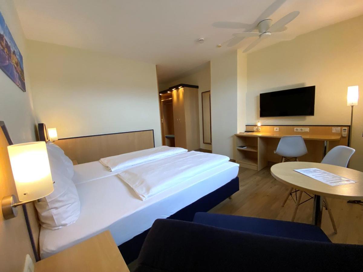 Hotel Am Wiesenweg L 24H Check-In Hausen  Bagian luar foto