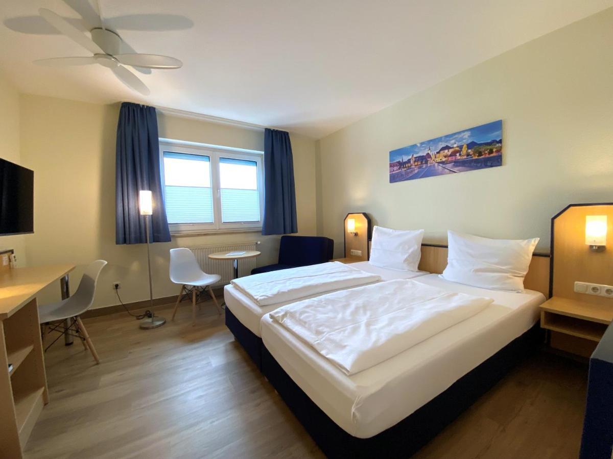 Hotel Am Wiesenweg L 24H Check-In Hausen  Bagian luar foto