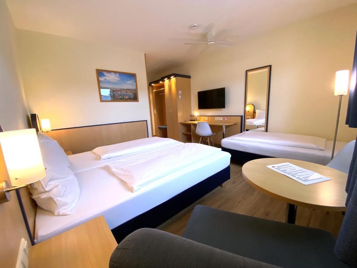 Hotel Am Wiesenweg L 24H Check-In Hausen  Bagian luar foto
