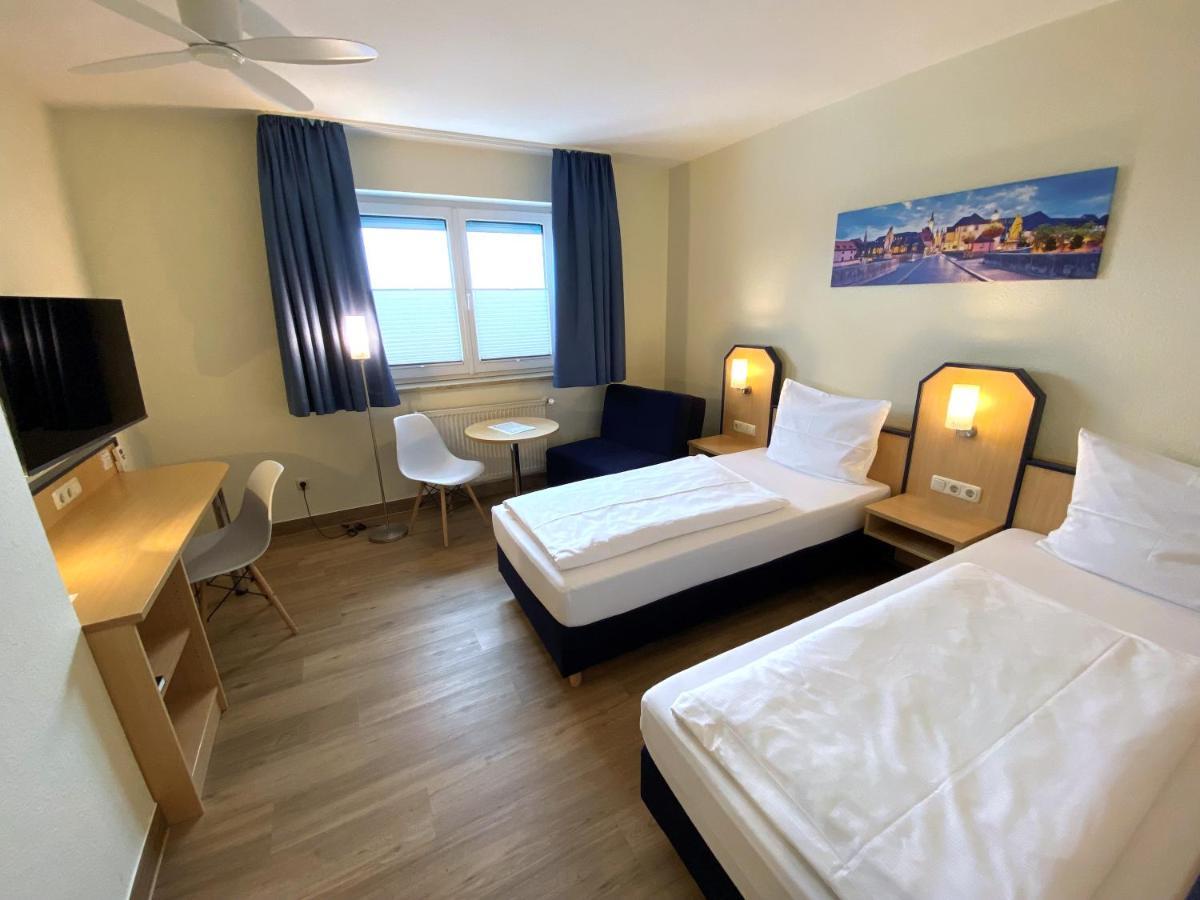Hotel Am Wiesenweg L 24H Check-In Hausen  Bagian luar foto