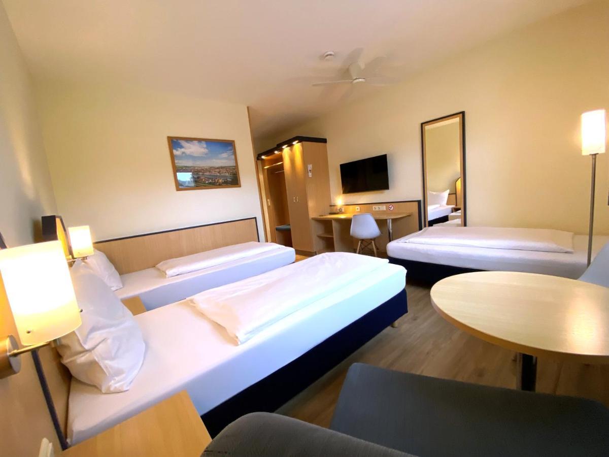 Hotel Am Wiesenweg L 24H Check-In Hausen  Bagian luar foto