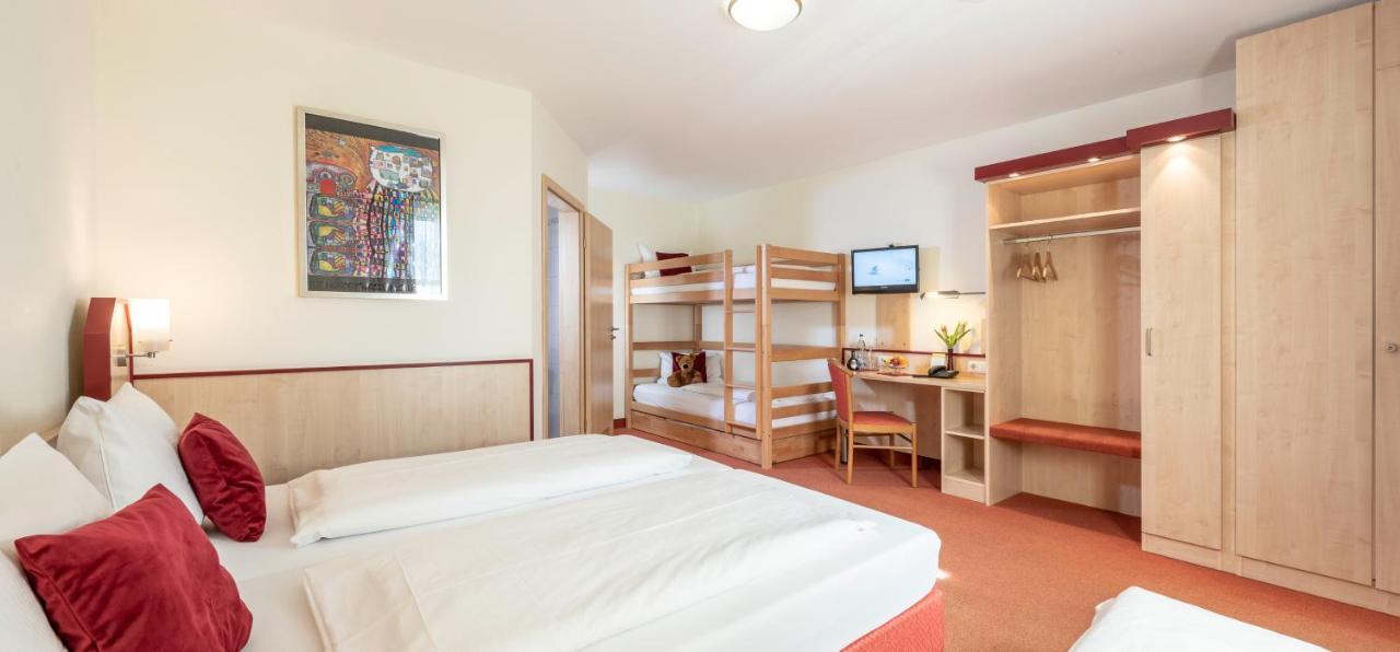 Hotel Am Wiesenweg L 24H Check-In Hausen  Bagian luar foto