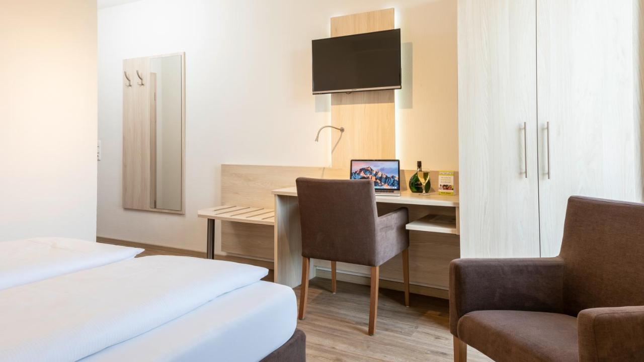 Hotel Am Wiesenweg L 24H Check-In Hausen  Bagian luar foto