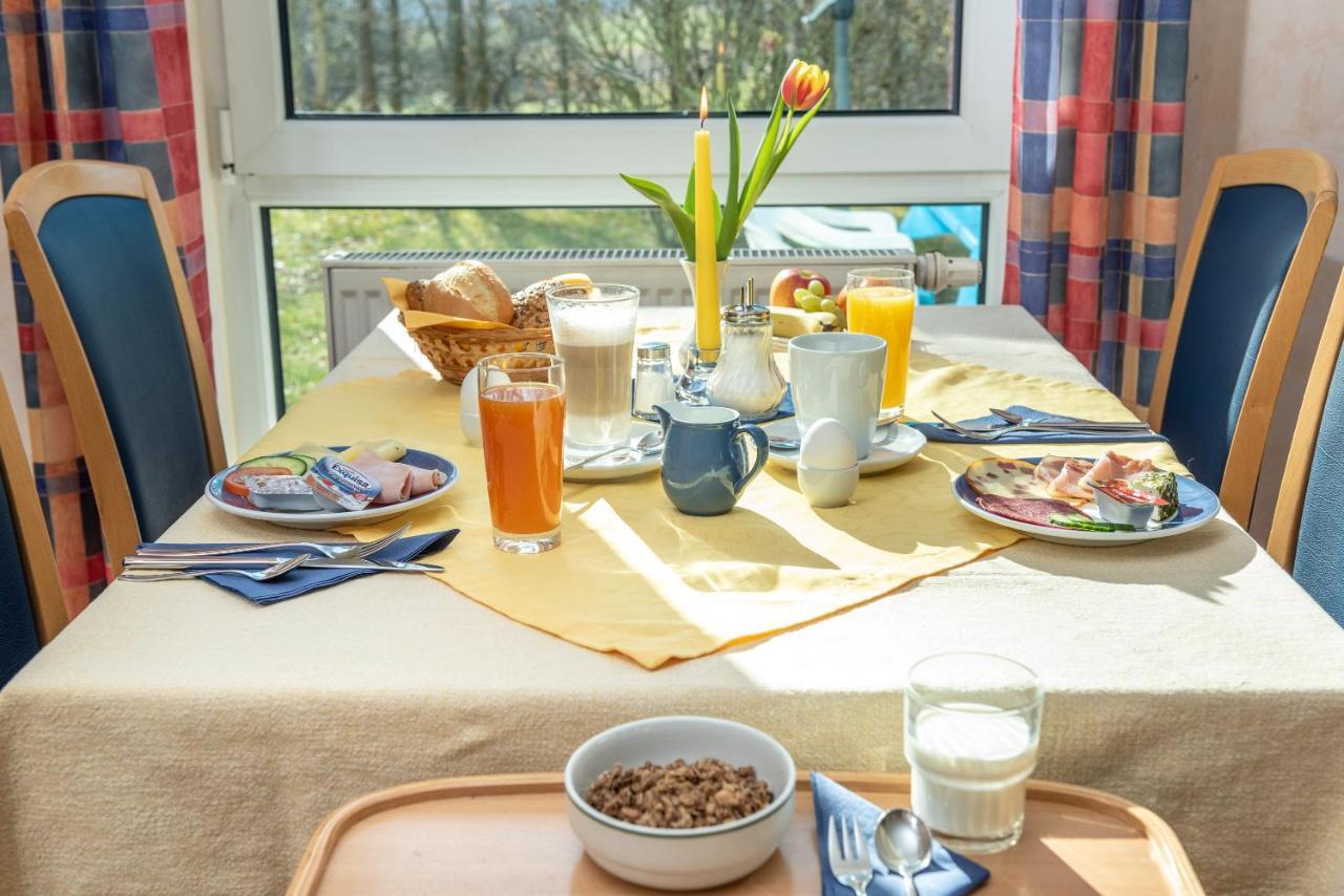 Hotel Am Wiesenweg L 24H Check-In Hausen  Bagian luar foto