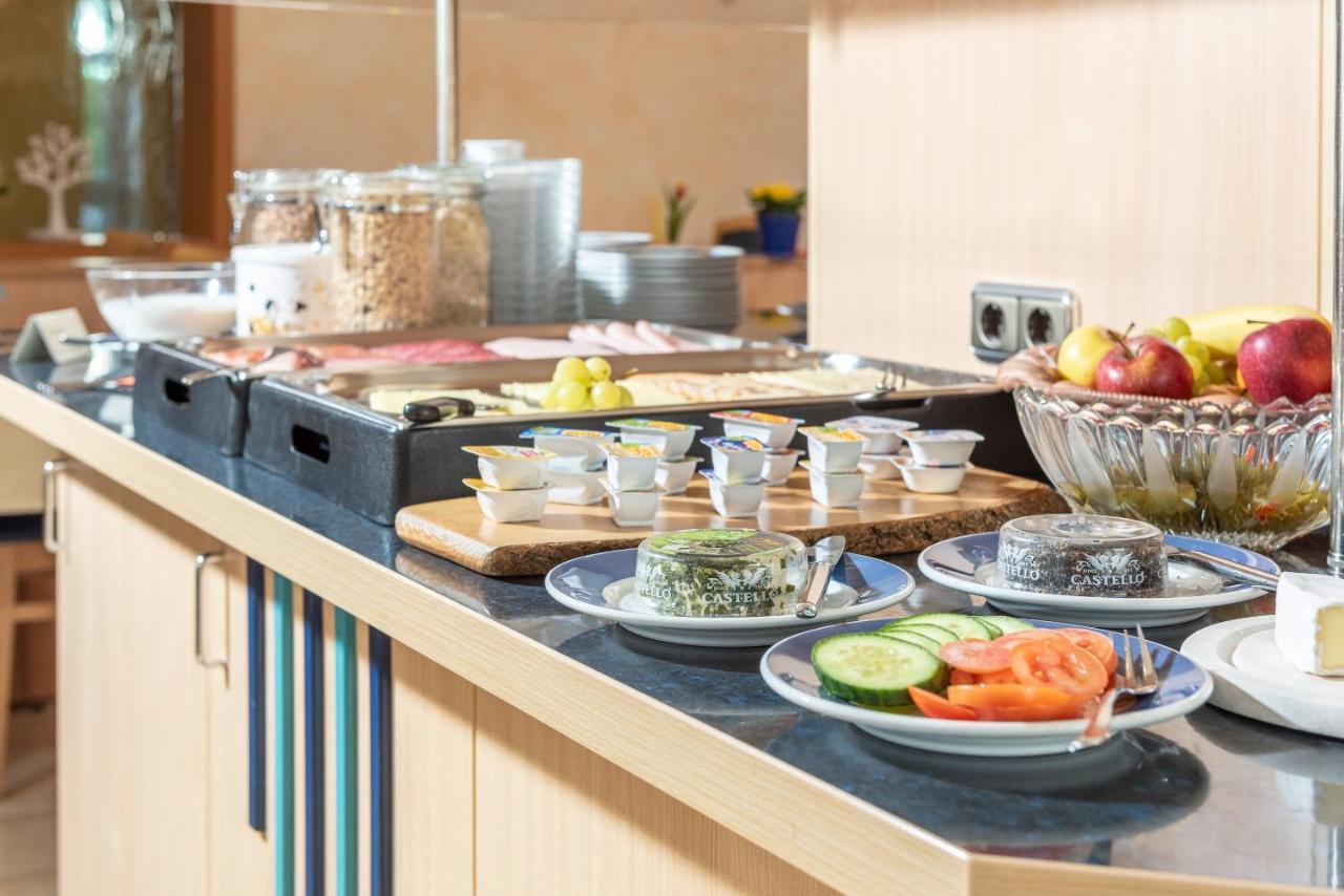 Hotel Am Wiesenweg L 24H Check-In Hausen  Bagian luar foto