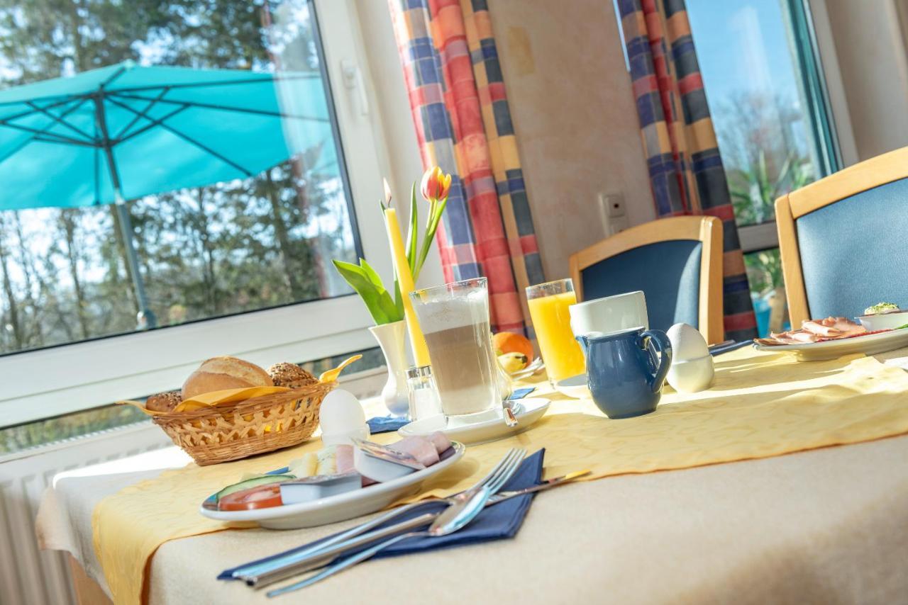 Hotel Am Wiesenweg L 24H Check-In Hausen  Bagian luar foto