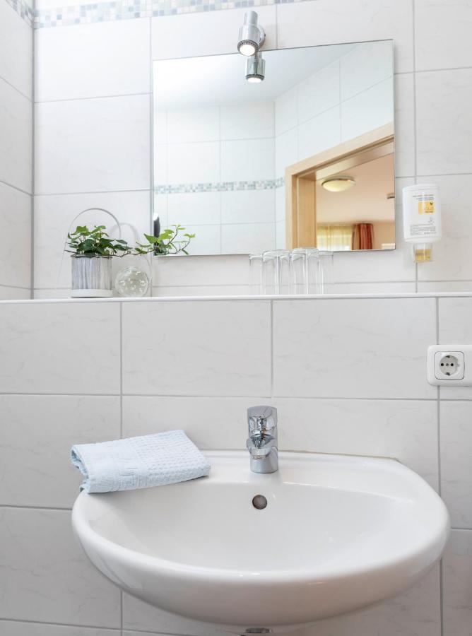 Hotel Am Wiesenweg L 24H Check-In Hausen  Bagian luar foto